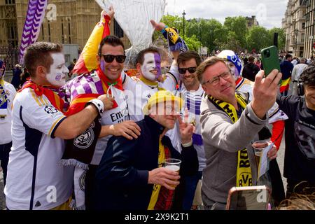 Londres, Royaume-Uni, 1er juin 2024. Les fans de football du Real Madrid posent pour des photos sur le Westminster Bridge Londres avant la finale de la Ligue des Champions. Crédit : James Willoughby/Alamy Live News Banque D'Images