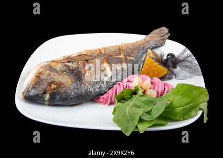 Dorade grillée, orata, poisson dorado servi sur une assiette avec rôti. Poisson Dorada grillé, dorade avec ajout d'épices, d'herbes et de citron sur t Banque D'Images