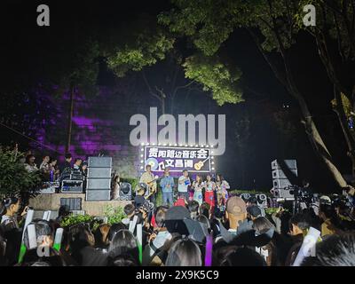 (240601) -- GUIYANG, 1er juin 2024 (Xinhua) -- cette photo prise le 24 mai 2024 montre un concert au bord de la route au pavillon Wenchang à Guiyang, dans la province du Guizhou, au sud-ouest de la Chine. POUR ALLER AVEC 'Feature : concert en bord de route au sud-ouest de la Chine rassemble la jeunesse mondiale' (Xinhua/Wu si) Banque D'Images