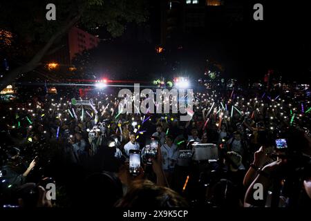 (240601) -- GUIYANG, 1er juin 2024 (Xinhua) -- cette photo prise le 24 mai 2024 montre un concert au bord de la route au pavillon Wenchang à Guiyang, dans la province du Guizhou, au sud-ouest de la Chine. POUR ALLER AVEC 'Feature : concert en bord de route dans SW Chine rassemble la jeunesse mondiale' (Xinhua) Banque D'Images