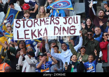 LE CAP, AFRIQUE DU SUD - 1er JUIN : les fans de DHL Stormers célèbrent un essai lors du match du United Rugby Championship entre DHL Stormers et Emirates Lions au stade DHL le 1er juin 2024 au Cap, en Afrique du Sud. Photo de Shaun Roy/Alamy Live News Banque D'Images