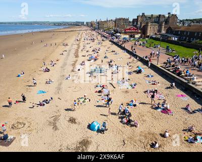 Portobello, Écosse, Royaume-Uni. 1er juin 2024. Portobello Beach était occupé par le soleil du week-end comme le public est arrivé pour profiter d'une température élevée de 23C. Iain Masterton/Alamy Live News Banque D'Images