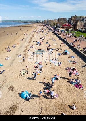 Portobello, Écosse, Royaume-Uni. 1er juin 2024. Portobello Beach était occupé par le soleil du week-end comme le public est arrivé pour profiter d'une température élevée de 23C. Iain Masterton/Alamy Live News Banque D'Images