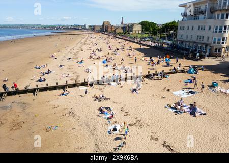 Portobello, Écosse, Royaume-Uni. 1er juin 2024. Portobello Beach était occupé par le soleil du week-end comme le public est arrivé pour profiter d'une température élevée de 23C. Iain Masterton/Alamy Live News Banque D'Images