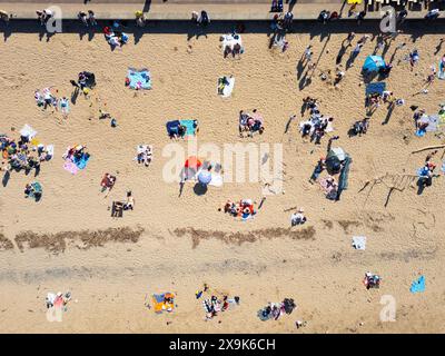 Portobello, Écosse, Royaume-Uni. 1er juin 2024. Portobello Beach était occupé par le soleil du week-end comme le public est arrivé pour profiter d'une température élevée de 23C. Iain Masterton/Alamy Live News Banque D'Images