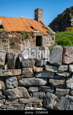 Mur de pierres sèches près du musée Strathnaver près du chalet en ruine dans le village de Bettyhill sur la route de la côte nord 500. Mai 2024 Banque D'Images