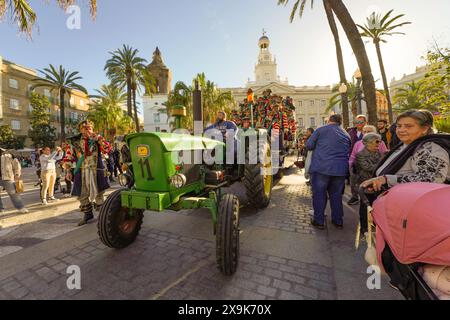 Défilé de carnaval flottant avec des chanteurs, des artistes en costumes tirés par un tracteur sur la Plaza de San Juan de Dios, la place principale de Cadix, en Espagne Banque D'Images