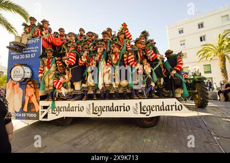 Carnaval de Cádiz (Carnaval de Cádiz). Des chanteurs du carnaval de Cadix en costumes colorés célébrant sur un flotteur de défilé sur la Plaza de San Juan de Dios Banque D'Images