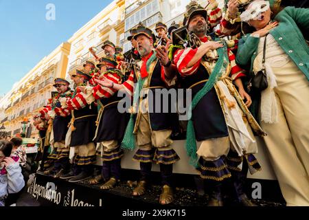 Carnaval à Cádiz, Espagne. Festival du Carnaval de Cádiz, des gens vêtus de costumes chantant devant la foule depuis une scène mobile dans la vieille ville historique. Banque D'Images