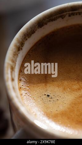 Espresso aromatique et fraîchement préparé, gros plan Banque D'Images
