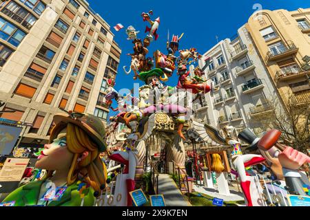 Un monument de Fallas, une sculpture colorée amusante au célèbre Festival de Las Fallas à Valence, en Espagne. La fête du feu a des défilés, falla, ninots, feu. Banque D'Images