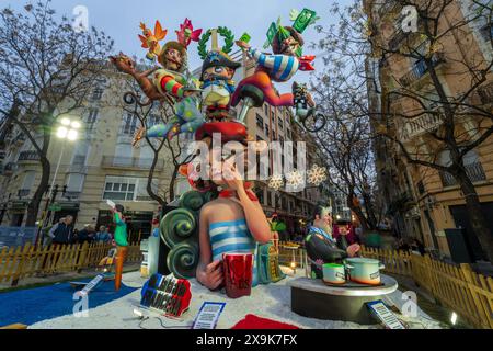 Un Fallas Festival falla aussi appelé Fallero monument avec des ninots, une sculpture colorée amusante au célèbre Las Fallas, Festival du feu à Valence, Espagne. Banque D'Images