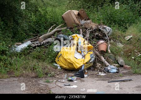 Harefield, Royaume-Uni. 1er juin 2024. Mouche-bascule sur le bord d'une route à Harefield dans le quartier londonien de Hillingdon. Une proposition publiée hier par le parti conservateur pourrait signifier que les conducteurs reconnus coupables de déversement illégal de billets d'avion pourraient obtenir des points sur leur permis de conduire ainsi que des amendes. Crédit : Maureen McLean/Alamy Live News Banque D'Images