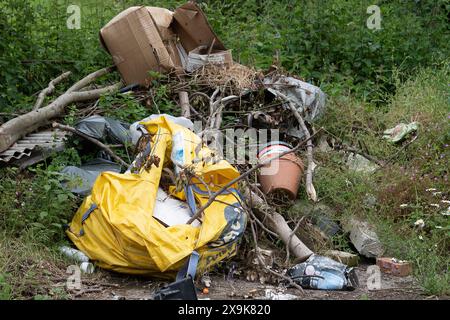 Harefield, Royaume-Uni. 1er juin 2024. Mouche-bascule sur le bord d'une route à Harefield dans le quartier londonien de Hillingdon. Une proposition publiée hier par le parti conservateur pourrait signifier que les conducteurs reconnus coupables de déversement illégal de billets d'avion pourraient obtenir des points sur leur permis de conduire ainsi que des amendes. Crédit : Maureen McLean/Alamy Live News Banque D'Images