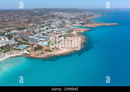 Superbe photo en grand angle d'une ville côtière animée d'Ayia Napa avec une mer bleu clair. Chypre Banque D'Images