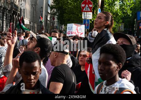 Bruxelles, Belgique. 31 mai 2024. Nicolas Landemard/le Pictorium - manifestation de soutien à la Palestine. - 31/05/2024 - Belgique/Bruxelles/Bruxelles - plus d'une centaine de personnes se sont rassemblées et ont manifesté aujourd'hui devant l'ambassade américaine dans la capitale belge. La police était en force. Le rassemblement était paisible. Crédit : LE PICTORIUM/Alamy Live News Banque D'Images