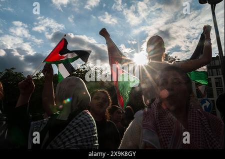 Bruxelles, Belgique. 31 mai 2024. Nicolas Landemard/le Pictorium - manifestation de soutien à la Palestine. - 31/05/2024 - Belgique/Bruxelles/Bruxelles - plus d'une centaine de personnes se sont rassemblées et ont manifesté aujourd'hui devant l'ambassade américaine dans la capitale belge. La police était en force. Le rassemblement était paisible. Crédit : LE PICTORIUM/Alamy Live News Banque D'Images