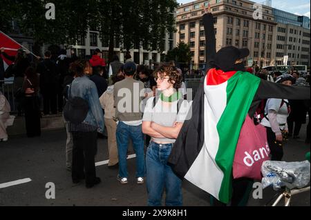 Bruxelles, Belgique. 31 mai 2024. Nicolas Landemard/le Pictorium - manifestation de soutien à la Palestine. - 31/05/2024 - Belgique/Bruxelles/Bruxelles - plus d'une centaine de personnes se sont rassemblées et ont manifesté aujourd'hui devant l'ambassade américaine dans la capitale belge. La police était en force. Le rassemblement était paisible. Crédit : LE PICTORIUM/Alamy Live News Banque D'Images