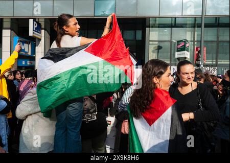 Bruxelles, Belgique. 31 mai 2024. Nicolas Landemard/le Pictorium - manifestation de soutien à la Palestine. - 31/05/2024 - Belgique/Bruxelles/Bruxelles - plus d'une centaine de personnes se sont rassemblées et ont manifesté aujourd'hui devant l'ambassade américaine dans la capitale belge. La police était en force. Le rassemblement était paisible. Crédit : LE PICTORIUM/Alamy Live News Banque D'Images