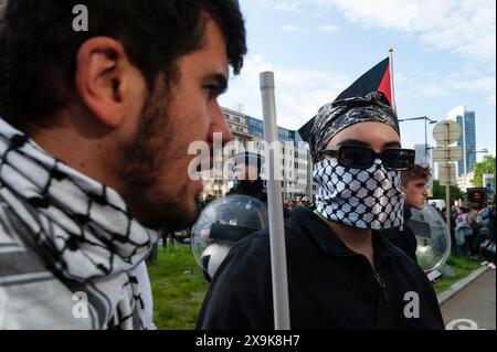 Bruxelles, Belgique. 31 mai 2024. Nicolas Landemard/le Pictorium - manifestation de soutien à la Palestine. - 31/05/2024 - Belgique/Bruxelles/Bruxelles - plus d'une centaine de personnes se sont rassemblées et ont manifesté aujourd'hui devant l'ambassade américaine dans la capitale belge. La police était en force. Le rassemblement était paisible. Crédit : LE PICTORIUM/Alamy Live News Banque D'Images