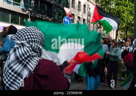 Bruxelles, Belgique. 31 mai 2024. Nicolas Landemard/le Pictorium - manifestation de soutien à la Palestine. - 31/05/2024 - Belgique/Bruxelles/Bruxelles - plus d'une centaine de personnes se sont rassemblées et ont manifesté aujourd'hui devant l'ambassade américaine dans la capitale belge. La police était en force. Le rassemblement était paisible. Crédit : LE PICTORIUM/Alamy Live News Banque D'Images