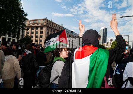 Bruxelles, Belgique. 31 mai 2024. Nicolas Landemard/le Pictorium - manifestation de soutien à la Palestine. - 31/05/2024 - Belgique/Bruxelles/Bruxelles - plus d'une centaine de personnes se sont rassemblées et ont manifesté aujourd'hui devant l'ambassade américaine dans la capitale belge. La police était en force. Le rassemblement était paisible. Crédit : LE PICTORIUM/Alamy Live News Banque D'Images