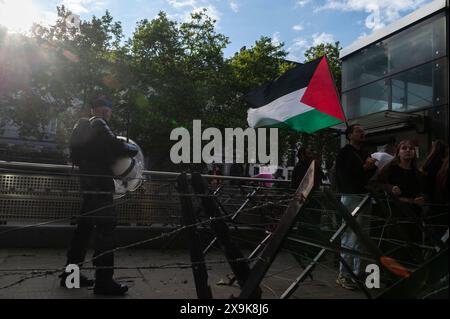 Bruxelles, Belgique. 31 mai 2024. Nicolas Landemard/le Pictorium - manifestation de soutien à la Palestine. - 31/05/2024 - Belgique/Bruxelles/Bruxelles - plus d'une centaine de personnes se sont rassemblées et ont manifesté aujourd'hui devant l'ambassade américaine dans la capitale belge. La police était en force. Le rassemblement était paisible. Crédit : LE PICTORIUM/Alamy Live News Banque D'Images