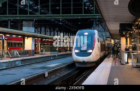 Train à grande vitesse TGV avec voyageurs à la gare de Lyon, Paris - France Banque D'Images