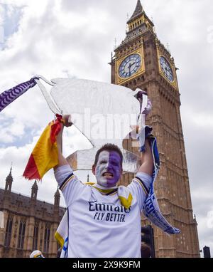 Londres, Royaume-Uni. 1er juin 2024. Un fan du Real Madrid tient un grand trophée en carton à côté de Big Ben avant la finale de la Ligue des Champions au stade de Wembley, alors que le Borussia Dortmund affronte le Real Madrid. Crédit : Vuk Valcic/Alamy Live News Banque D'Images