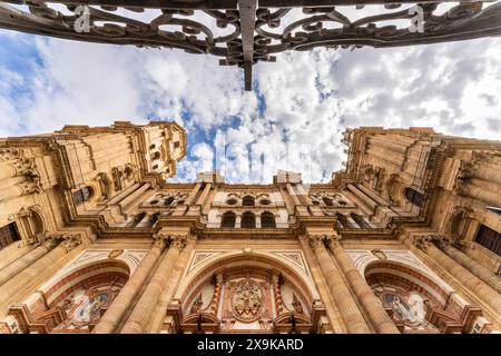 Cathédrale de Málaga avec portail en fer. Connue comme la cathédrale de l'Incarnation de Malaga, une église catholique romaine à Malaga, en Espagne. Pas de gens, jour ensoleillé. Banque D'Images