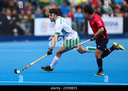 L'Irlandais John McKee (à gauche) et le britannique James Gall s'affrontent pour le ballon lors du match de la FIH Hockey Pro League à Lee Valley, Londres. Date de la photo : samedi 1er juin 2024. Banque D'Images