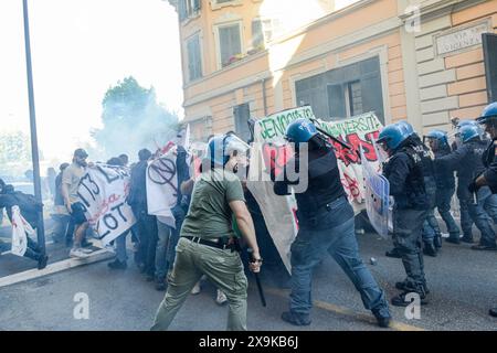 Roma, Italie. 01 juin 2024. Manifeste contro il Governo di Giorgia Meloni, scontri tra la polizia e gli studenti - Roma, Italia - Nella foto un momento degli scontri tra polizia e manifanti - Venerdì 1 giugno 2024 (foto Valentina Stefanelli/LaPresse) manifestation contre le gouvernement de Giorgia Meloni, affrontements entre la police et les étudiants - Rome, Italie - sur la photo un moment des affrontements entre la police et les manifestants - vendredi 1er juin 2024 (photo Valentina Stefanelli/LaPresse) crédit : LaPresse/Alamy Live News Banque D'Images