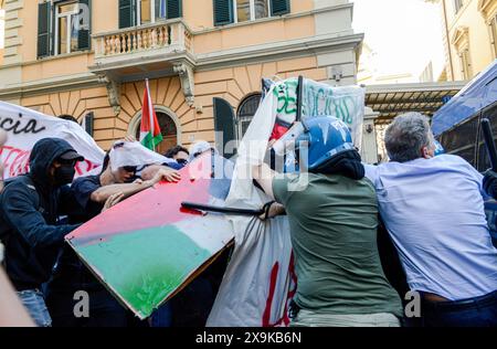 Roma, Italie. 01 juin 2024. Manifeste contro il Governo di Giorgia Meloni, scontri tra la polizia e gli studenti - Roma, Italia - Nella foto un momento degli scontri tra polizia e manifanti - Venerdì 1 giugno 2024 (foto Valentina Stefanelli/LaPresse) manifestation contre le gouvernement de Giorgia Meloni, affrontements entre la police et les étudiants - Rome, Italie - sur la photo un moment des affrontements entre la police et les manifestants - vendredi 1er juin 2024 (photo Valentina Stefanelli/LaPresse) crédit : LaPresse/Alamy Live News Banque D'Images