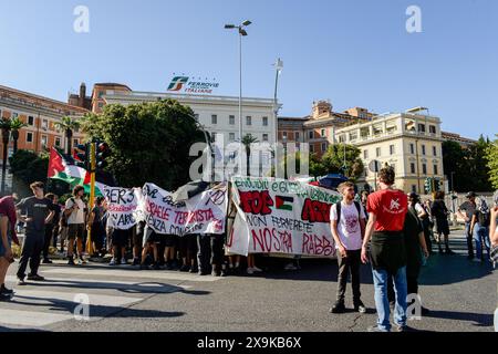 Roma, Italie. 01 juin 2024. Manifeste contro il Governo di Giorgia Meloni, scontri tra la polizia e gli studenti - Roma, Italia - Nella fotogli studenti in corteo - Venerdì 1 giugno 2024 (foto Valentina Stefanelli/LaPresse) manifestation contre le gouvernement de Giorgia Meloni, affrontements entre la police et les étudiants - Rome, Italie - sur la photo un moment des affrontements entre la police et les manifestants - vendredi 1er juin 2024 (photo Valentina Stefanelli/LaPresse) crédit : LaPresse/Alamy Live News Banque D'Images