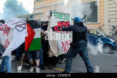 Roma, Italie. 01 juin 2024. Manifeste contro il Governo di Giorgia Meloni, scontri tra la polizia e gli studenti - Roma, Italia - Nella foto un momento degli scontri tra polizia e manifanti - Venerdì 1 giugno 2024 (foto Valentina Stefanelli/LaPresse) manifestation contre le gouvernement de Giorgia Meloni, affrontements entre la police et les étudiants - Rome, Italie - sur la photo un moment des affrontements entre la police et les manifestants - vendredi 1er juin 2024 (photo Valentina Stefanelli/LaPresse) crédit : LaPresse/Alamy Live News Banque D'Images