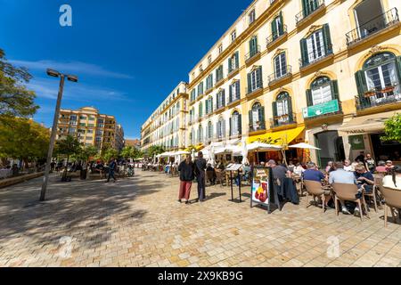 Plaza de la Merced, une place de la ville à Málaga, Espagne par une journée ensoleillée avec des gens mangeant dans des restaurants en plein air. Malaga paysage urbain panoramique, style de vie. Banque D'Images