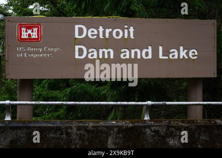 Detroit, OREGON, États-Unis - 25 avril 2024 ; signe pour Detroit Dam and Lake dans l'Oregon corps of Engineers de l'armée américaine Banque D'Images