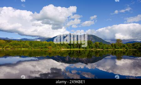 Le mont si se reflète dans le lac Borst avec le ciel nuageux blanc parly au printemps dans un paysage magnifique Banque D'Images