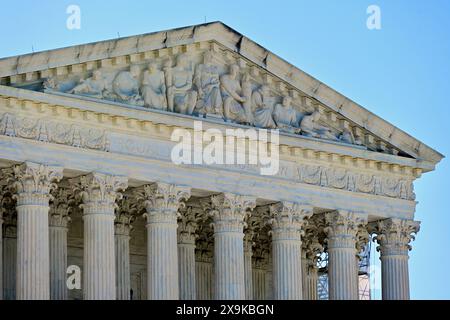 Washington, D.C., États-Unis - 1er juin 2024 : la façade du bâtiment de la Cour suprême des États-Unis par un matin calme et ensoleillé du printemps. Banque D'Images
