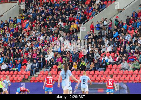 Prague, Tchéquie. 31 mai 2024. Spectatrices photographiées lors d'un match entre les équipes nationales de Tchéquie et de Belgique, appelé les Red Flames, lors du troisième jour de match dans le groupe A2 dans la phase de championnat des qualifications européennes féminines de l'UEFA 2023-24, le vendredi 31 mai 2024 à Prague, en Tchéquie. Crédit : Sportpix/Alamy Live News Banque D'Images