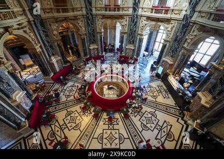 Vue panoramique aérienne du musée d'histoire de l'art de Vienne (Kunsthistorisches) Cupola Hall, grande salle avec café-restaurant et café-restaurant. Intérieur du musée. Banque D'Images