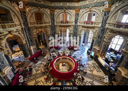 L'intérieur du café du musée d'histoire de l'art de Vienne, la grande salle en forme de dôme, le Cupola Hall est un café et un restaurant à l'intérieur du célèbre musée d'art en Autriche Banque D'Images