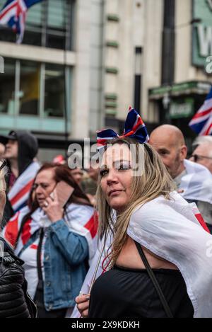 Manifestants à Tommy Robinson le 1er juin mars et rallye, Londres, Angleterre Royaume-Uni, 01/06/2024 Banque D'Images