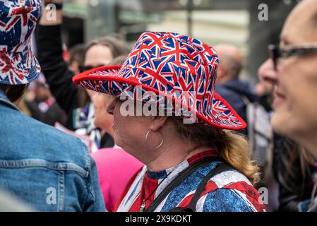 Manifestants à Tommy Robinson le 1er juin mars et rallye, Londres, Angleterre Royaume-Uni, 01/06/2024 Banque D'Images