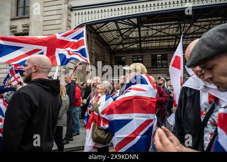 Manifestants à Tommy Robinson le 1er juin mars et rallye, Londres, Angleterre Royaume-Uni, 01/06/2024 Banque D'Images