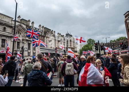 Manifestants à Tommy Robinson le 1er juin mars et rallye, Londres, Angleterre Royaume-Uni, 01/06/2024 Banque D'Images