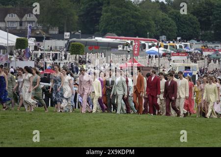 Epsom, Surrey, Royaume-Uni. 1er juin 2024. Le Choeur coloré quitte la piste après avoir chanté l'hymne national avant le départ du Betfred Derby, couru plus d'un mile et quatre furlongs sur l'emblématique hippodrome Epsom Downs. Crédit : Motofoto/Alamy Live News Banque D'Images