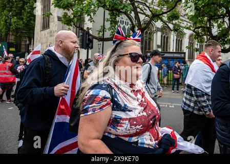 Manifestants à Tommy Robinson le 1er juin mars et rallye, Londres, Angleterre Royaume-Uni, 01/06/2024 Banque D'Images