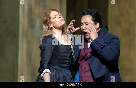 Sondra Radvanovsky (Maddalena di Coigny), Amartuvshin Enkhbat (Carlo Gerard) dans ANDREA CHENIER au Royal Opera, Covent Garden, Londres WC2 30/05/2024 musique : Umberto Giordano livret : Luigi Illica chef d'orchestre : Antonio Pappano costumes : Robert Jones costumes : Jenny Tiramani éclairage : Adam Silverman chorégraphie originale et mouvement : Andrew George Agurtzane Arrien réalisateur original : David McVicar réalisateur du renouveau : Thomas Guthrie Banque D'Images