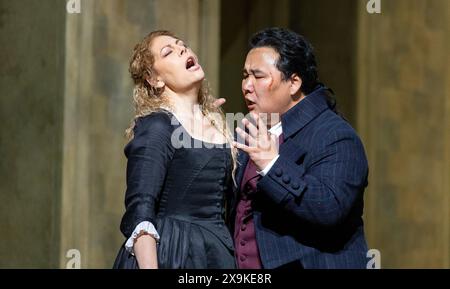 Sondra Radvanovsky (Maddalena di Coigny), Amartuvshin Enkhbat (Carlo Gerard) dans ANDREA CHENIER au Royal Opera, Covent Garden, Londres WC2 30/05/2024 musique : Umberto Giordano livret : Luigi Illica chef d'orchestre : Antonio Pappano costumes : Robert Jones costumes : Jenny Tiramani éclairage : Adam Silverman chorégraphie originale et mouvement : Andrew George Agurtzane Arrien réalisateur original : David McVicar réalisateur du renouveau : Thomas Guthrie Banque D'Images